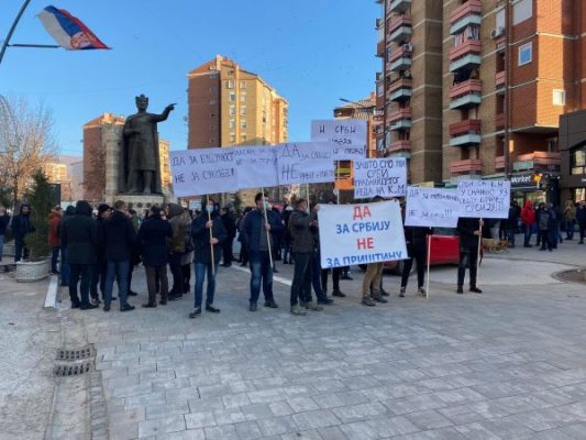 Serbët votojnë në referendum, protesta në veri të Kosovës