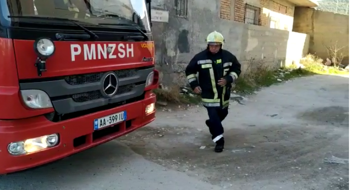 Zjarr në një servis makinash në Pogradec/ Digjen 6 automjete