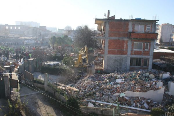 Fadromat rrafshojnë të tjera shtëpi tek “5 Maji”, banorët kundërshtojnë