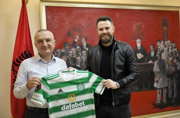 Meta merr fanellën me firmat e lojtarëve të Celtic F.C/ “Një dhuratë e vyer”