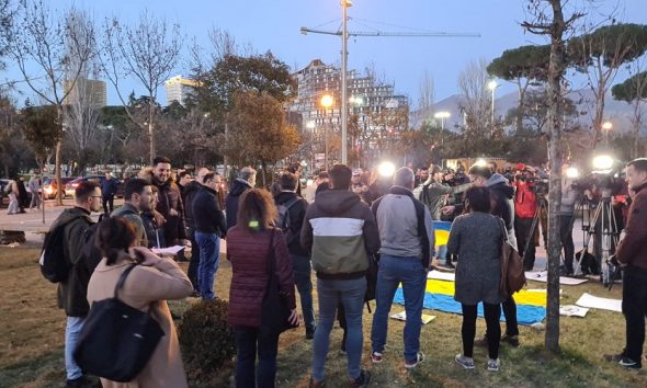 Protestë para ambasadës ruse në Tiranë, dhjetra qytetarë kundërshtojnë vendimin e Putin