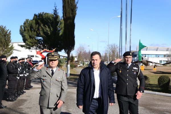 Merr zyrtarisht detyrën komandanti i Policisë Ushtarake, Shkëlqim Çela, Peleshi: Të shtojmë përgjegjësitë si aleatë të NATO-s