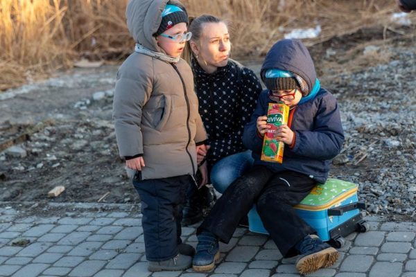 Polonia strehon ukrainasit/ Refugjatët e luftës priten në qytetet kufitare