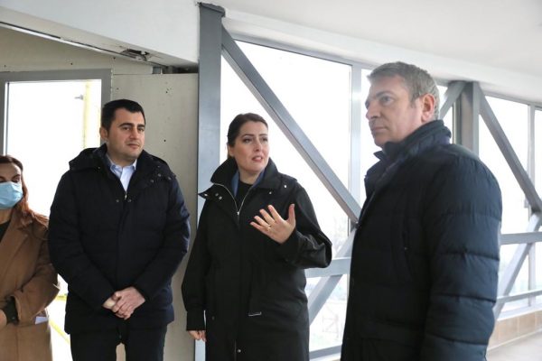Manastirliu – Gjiknuri inspektojnë Peditarinë e Elbasanit: Investimi përfundon brenda marsit, rrisim standardin e shërbimit për fëmijët