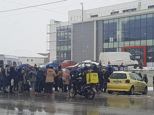 “Marrin më pak se 200 mijë lek në muaj”/ Punonjëset e rrobaqepsisë në Bilisht, në protestë