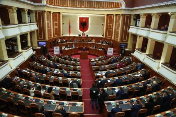“Berisha i vjen Ramës te fundbarku i Skënderbeut”/ Plasin debatet në Kuvend: Qetësoni ministret e eksituara