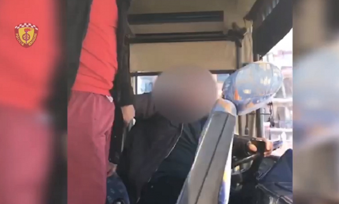 I dehur në timon/ Policia prangos shoferin e autobuzit që kryente manovra të rrezikshme (VIDEO)