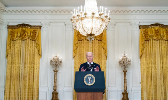 Presidenti Biden njofton sanksione ndaj oligarkëve dhe bankave ruse
