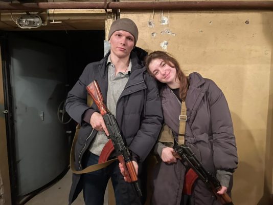 U martuan në të mes luftës/ Çifti ukrainas e kaloi ditën e parë të martesës duke mbledhur pushkë