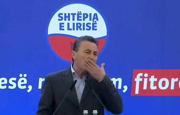 Video-“Kandidati jonë Lulzim Basha”/ Gafa e kryetarit të PD Vorë, reagimi i Berishës