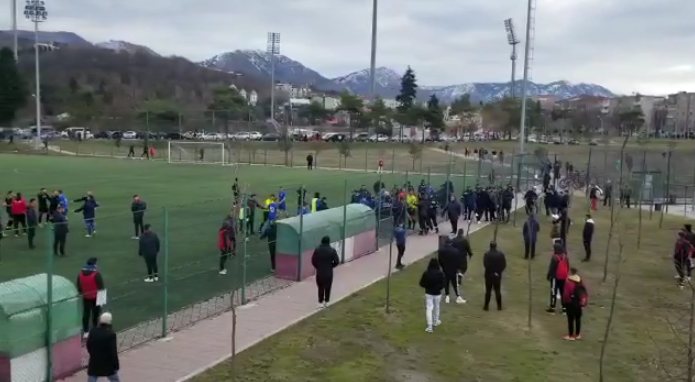 Video-Rikthehet dhuna në futbollin shqiptar/ ‘Arenë boksi’ përballja Maliqi-Vora
