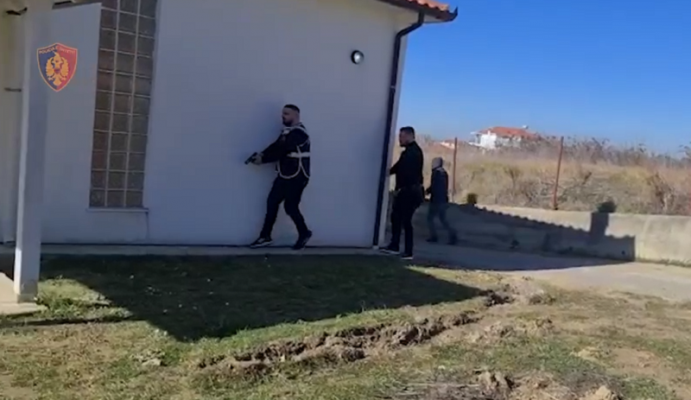 VIDEO/ Zbulohet shtëpia e “barit” në Tiranë; pranga dy punonjësve të OSHEE, “zhduket” një grua