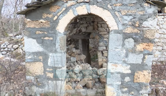 Shembet Kisha e “Shën Mërisë” Kolonjë/ Rrëzohen muret e objektit të kultit