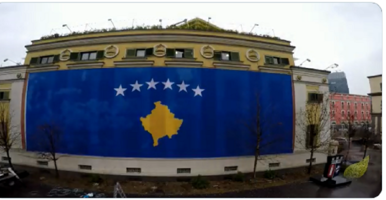 VIDEO/ Bashkia e Tiranës mbulohet nga flamuri i Kosovës, Veliaj: Dashni nga Tirana!