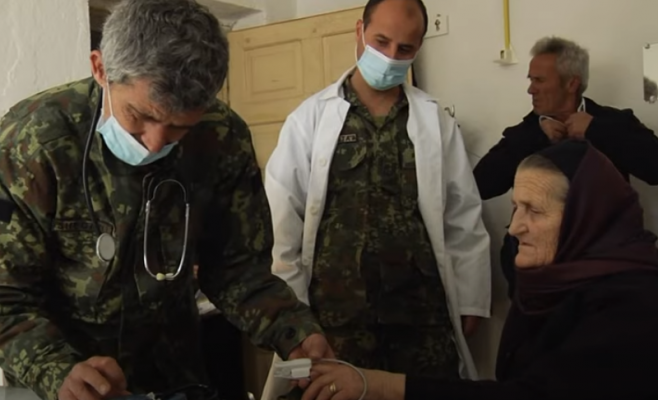Mjekët ushtarakë kryejnë vizita mjekësore për banorët në fshatrat e thella të Maliqit