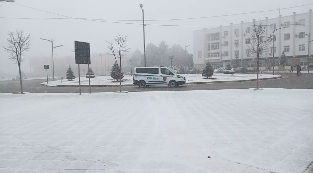 Rikthehet dimri i ashpër në qarkun e Kukësit