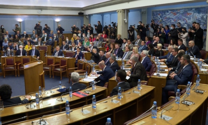 Kuvendi i Malit të Zi voton për rrëzimin e Qeverisë