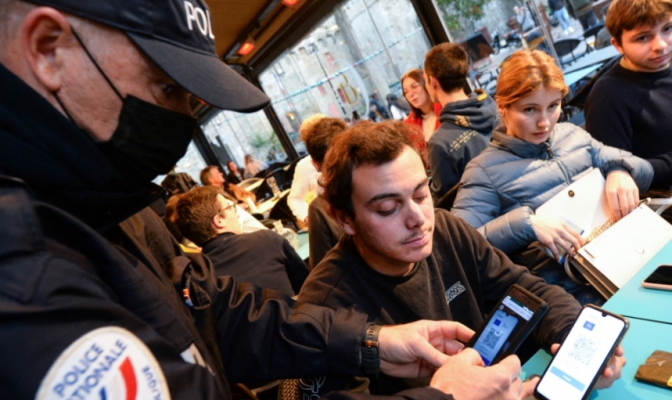 Franca fal ata që kanë pasaporta të rreme nëse vaksinohen