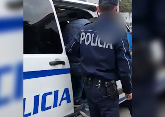 Lezhjani mashtron 54-vjeçarin në Librazhd dhe i merr para, policia i gjen në banesë municion luftarak