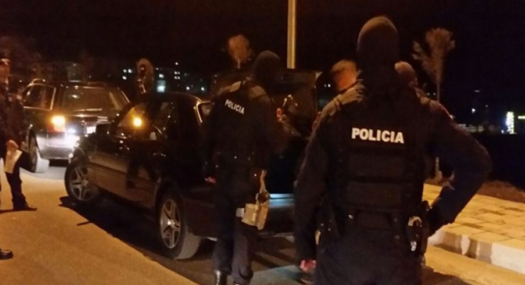 Të shtënat me armë zjarri terrorizojnë Kuçovën në mes të natës/ Arrestohet 29 vjeçari