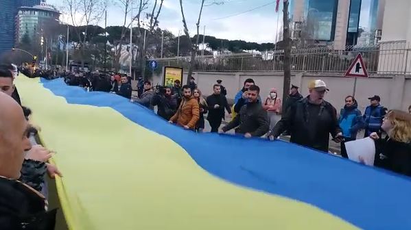 Lufta në Ukrainë/ Dhjetëra qytetarë protestojnë para ambasadës ruse në Tiranë