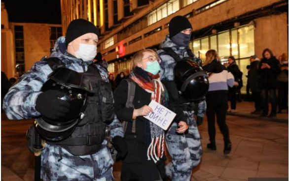 Qytetarët tërheqin kursimet/ Protesta në Rusi dhe disa vende të tjera kundër luftës