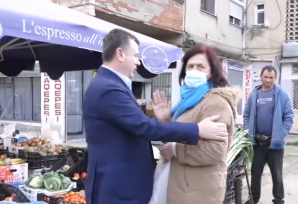 Video-Balla takim me banorët e Lushnjes, qytetarja: Jam e djathtë, por ty të duam shumë