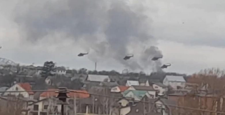 Orë dramatike/ Trupat ruse futen në Kiev, marrin kontrollin e një aeroporti (VIDEO)