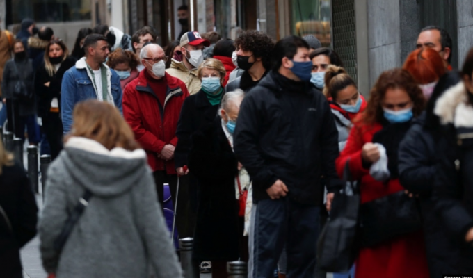 Spanja heq masën e mbajtjes së maskës në ambiente të jashtme