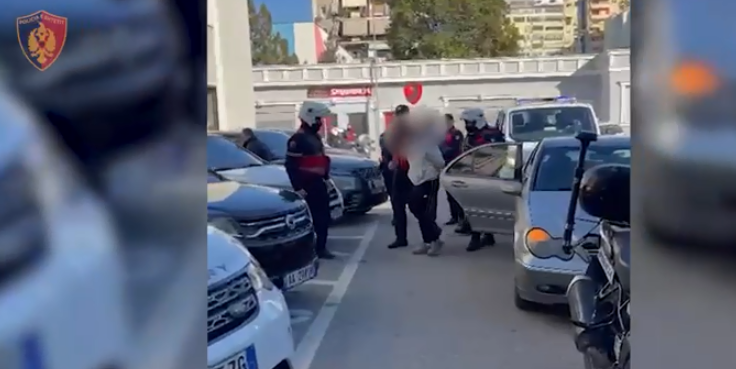 Arrestohen dy persona në Tiranë, u kapën brenda një automjeti duke shkëmbyer drogë