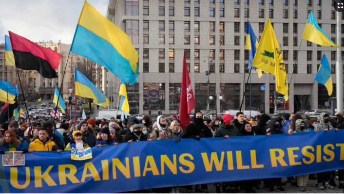 Kiev, mijëra vetë në marshim përballë kërcënimit rus