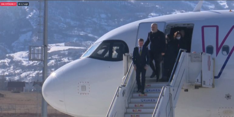 ‘Aeroporti i Kukësit me 4 destinacione të reja’/ Rama zbret nga avioni me 2 ministret