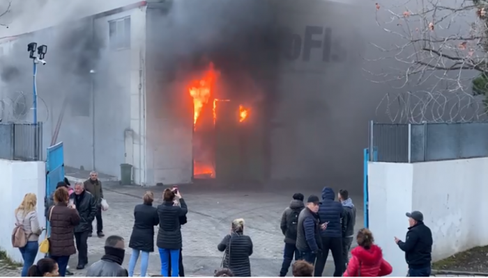 Zjarri i madh “përpiu” fabrikën në Lezhë/ / Flakë gjigante dhe shtëllunga tymi (Detaje)