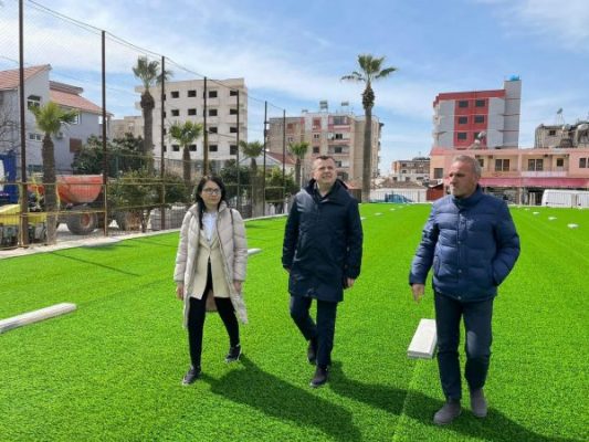 Balla ndjek nga afër punën për rehabilitimin  e fushës të stadiumit “Roza Haxhiu”, në Lushnje