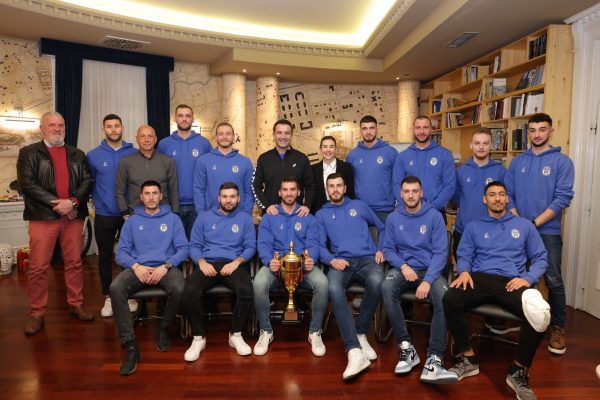 Fituan Kupën e Shqipërisë, Veliaj pret ekipin e volejbollit për meshkuj të SK Tiranës: “Investimet e reja sollën rezultat