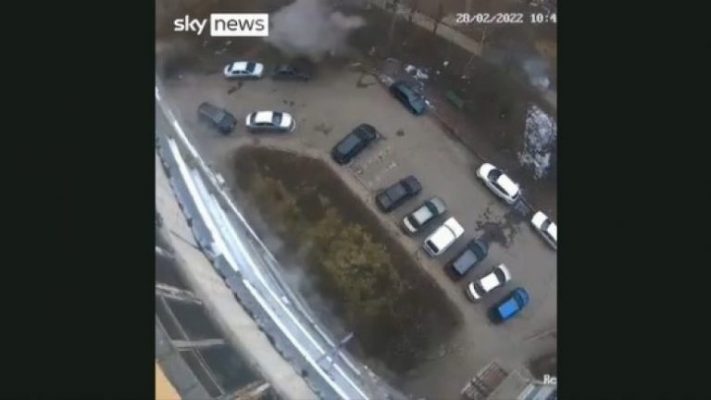VIDEO/ Momenti kur shpërthejnë bombat pranë ndërtesave të banuara në Kharkiv