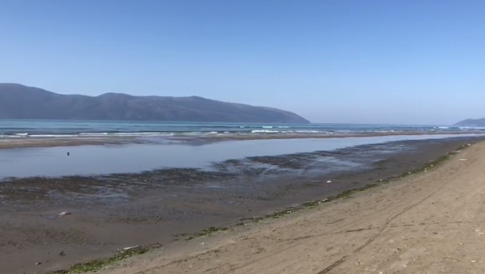 Deti tërhiqet disa metra në Vlorë/ Peshkatarët: Fenomeni më i dukshëm në “Plazhin e Vjetër”