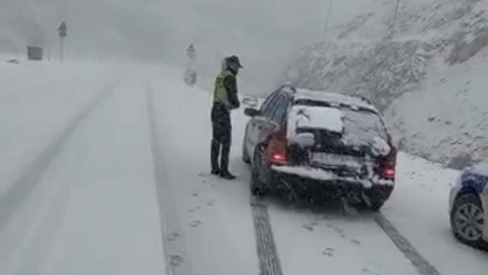 Reshjet e dendura të borës/ Rruga e Arbrit e pakalueshme! Policia Rrugore apel shoferëve