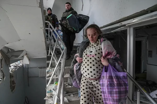 FOTO/ Raketa ruse mbi spitalin pediatrik; tmerr në Ukrainë, mes viktimave edhe fëmijë