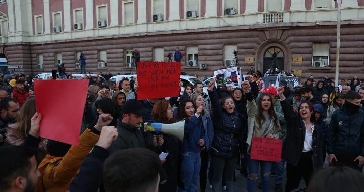 Studentët bojkotojnë mësimin: I bashkohen protestës për çmimet tek Kryeministria