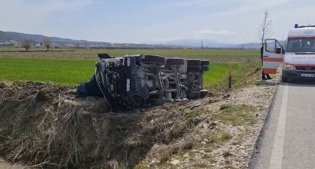 VIDEO/ Shoferin e zë gjumi, kamioni përmbyset dhe shkatërrohet plotësisht në aksin Levan-Tepelenë