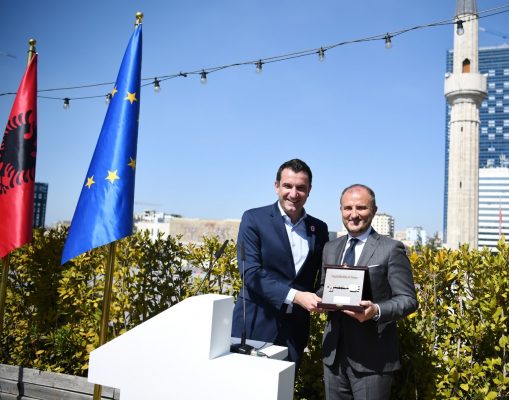 Veliaj i jep “Çelësin e Tiranës” ambasadorit të BE-së në mbyllje të detyrës, Soreca: “Tirana, motori i zhvillimit të vendit”;