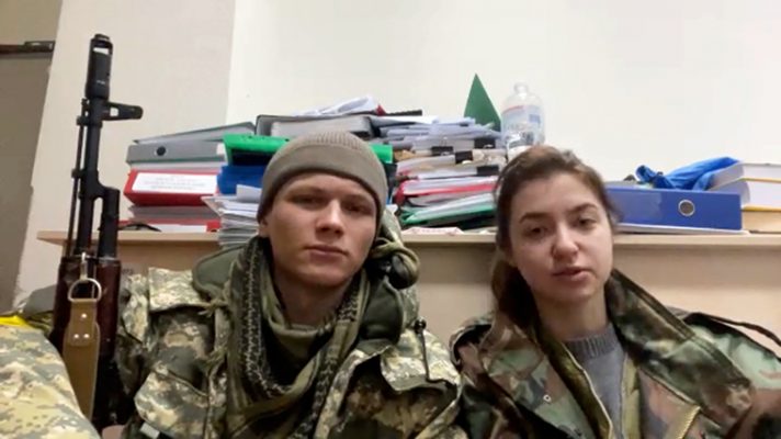 U martuan pak orë para nisjes së luftës/ Çifti ukrainas po e kalon muajin e mjaltit duke luftuar për atdheun