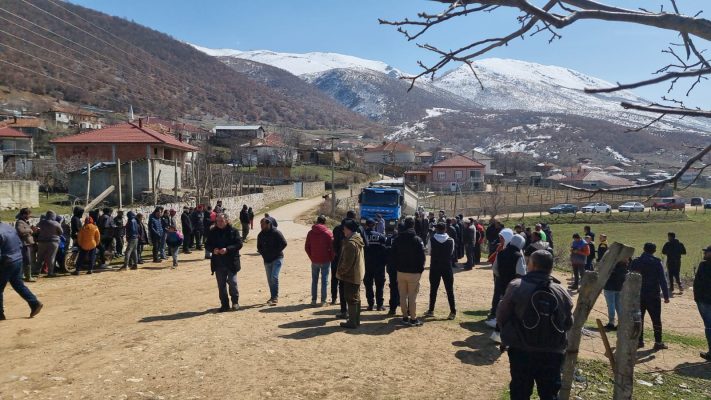 Banorët e fshatit në protestë: Kamionët e minierave të qymyrit po na prishin rrugën