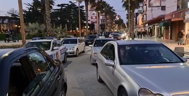 Rritja e çmimit të naftës/ Qytetarët e Durrësit fikin makinat në rrugë