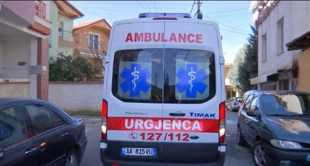 Tentoi të vrasë veten/ 31 vjeçarja hidhet nga kati i tretë i banesës në Tiranë, niset me urgjencë në spital