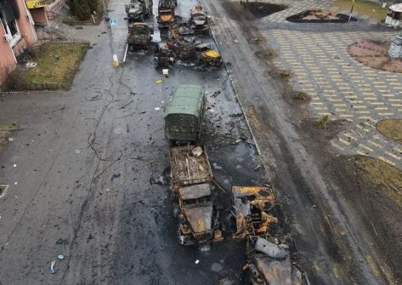 Ukraina: Shkatërruam 20 automjete të rusëve në bazën ajrore Hostomel