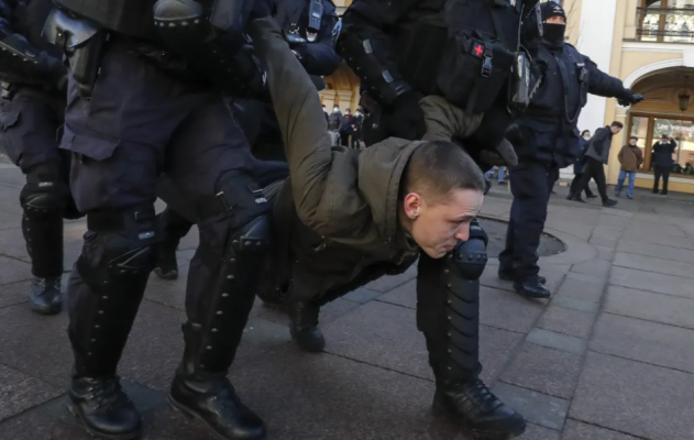 Rusët protestojnë kundër luftës, qindra të arrestuar