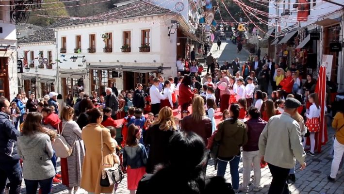Karnavale në Gjirokastër, atmosfera festive mbulon qytetin e gurtë