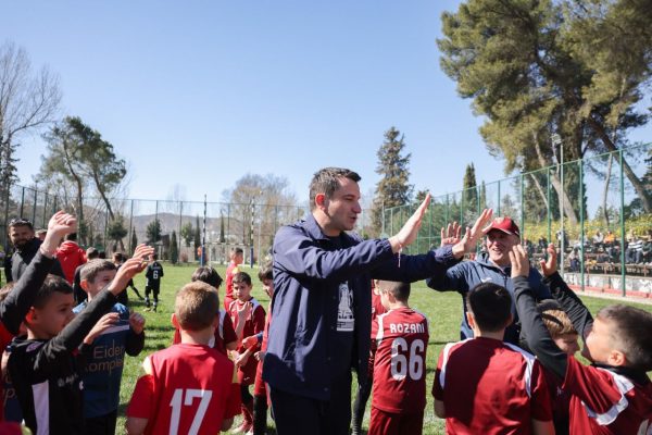 Dita e Verës, Veliaj me futbollistët e vegjël te Parku i Liqenit: “Do vijojmë investimet për sportin dhe fëmijët në Tiranë”